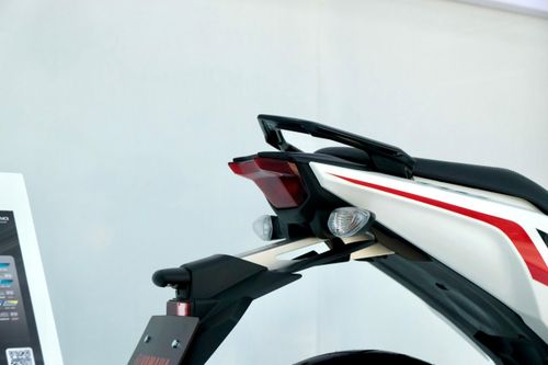Yamaha Motor Việt Nam chính thức giới thiệu Exciter 155 VVA-TCS 2026 tới khách hàng với 4 phiên bản gồm Tiêu chuẩn, Cao cấp, SP và Giới hạn, có giá bán từ 49,9 - 60,9 triệu đồng. Xe sở hữu ngôn ngữ thiết kế “Downforce Movement” tạo ra một lực ép xuống. Hiểu đơn giản, toàn bộ thân xe được tinh chỉnh để tạo ra một cấu trúc gọn gàng nhưng khỏe khoắn. Các đường nét cắt xẻ dọc theo thân xe, tạo cảm giác như một mũi tên đang lao về phía trước. Cấu trúc phần yếm xe và hốc gió góp phần giảm sức cản không khí và tăng khả năng bám đường. Ảnh: Thanh Tùng