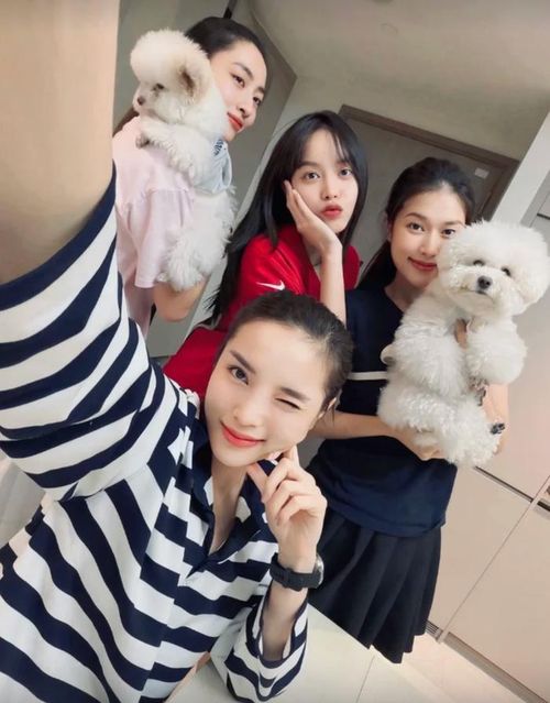 Kỳ Duyên lộ rõ sự vui vẻ khi gặp gỡ Thanh Thủy, Thiên Ân và Lương Thùy Linh. Ảnh: IGNV