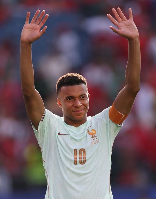 Mbappe thường xuyên thua Yamal. Ảnh: FIFA