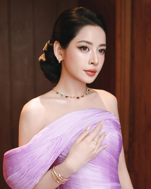 Chi Pu khá cởi mở khi chia sẻ về cuộc sống lẫn công việc ở trên mạng xã hội. Ảnh: FBNV