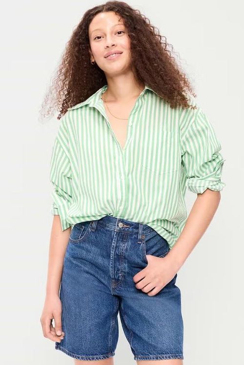 Sơ mi kẻ sọc nhiều màu được xem là một trong những item đáng đầu tư nhất cho tủ đồ mùa nóng. Old Navy