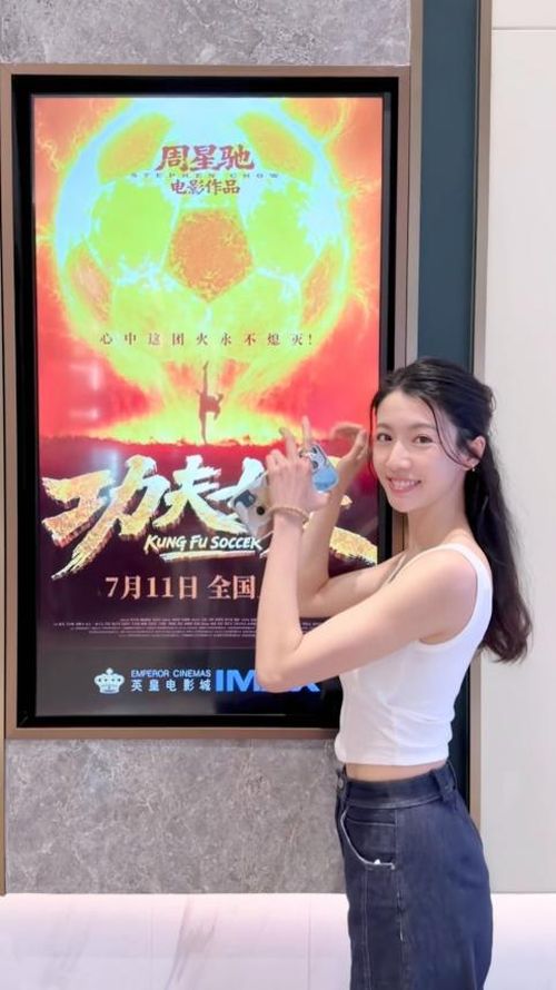 Sau khi hoàn thành công việc, Thái Tư Bối tự sang Thâm Quyến để xem suất chiếu đầu tiên của Kungfu nữ túc, chia sẻ khoảnh khắc xúc động với người hâm mộ. Ảnh: Weibo.
