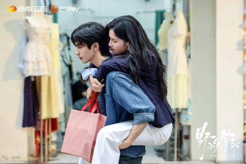 Chó Hoang Và Xương gây chú ý với sự kết hợp của Tống Uy Long và Trương Tịnh Nghi. Phim kể về Trần Dị và Miêu Tĩnh, hai người lớn lên cùng nhau dưới danh nghĩa anh em nhưng không có quan hệ huyết thống. Một vụ hỏa hoạn đã chia cắt họ nhiều năm trước khi định mệnh đưa cả hai gặp lại. Trần Dị lúc này là cảnh sát chìm đang thực hiện nhiệm vụ nguy hiểm, còn Miêu Tĩnh vẫn mang nhiều vết thương từ quá khứ. Tác phẩm khai thác quá trình cả hai cùng đối diện những bí mật cũ, vượt qua biến cố và tìm thấy sự chữa lành trong tình yêu.