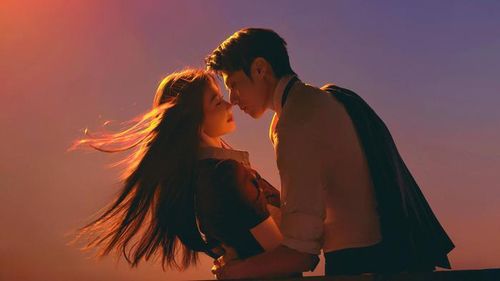 Tỏa Sáng Như Những Vì Sao mang đến câu chuyện hiện đại kết hợp yếu tố thể thao và chữa lành. Ngu Thư Hân vào vai tiến sĩ tâm lý Lâm Vãn Tinh, đồng hành cùng huấn luyện viên Vương Pháp trong hành trình vực dậy đội bóng đại học đang khủng hoảng. Không chỉ giúp các cầu thủ vượt qua áp lực thi đấu, hai nhân vật chính cũng dần chữa lành những tổn thương của bản thân và xây dựng mối quan hệ dựa trên sự thấu hiểu. Chủ đề tích cực cùng bối cảnh thể thao trẻ trung giúp bộ phim tạo dấu ấn với đông đảo khán giả.