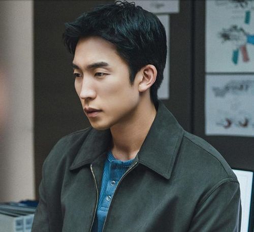 Lee Sang Yi cho biết anh tiết chế sự hài hước ngoài đời để hóa thân thành một cảnh sát điềm tĩnh, nghiêm túc.