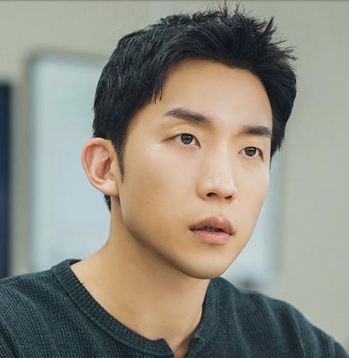 Nhân vật Lee Dong Jin được Lee Sang Yi miêu tả bằng ba từ khóa: "sói đen", "chuột chũi" và "sự bền bỉ".