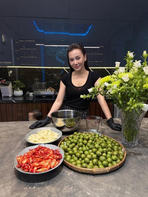 Phương Oanh thường xuyên đăng tải hình ảnh chăm sóc cặp song sinh, tự tay nấu ăn, vun vén tổ ấm và tận hưởng cuộc sống gia đình. Ảnh: FBNV