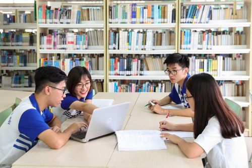 Học sinh mượn sách giáo khoa tại thư viện nhà trường vào đầu năm học hoặc đầu học kỳ. Ảnh minh họa