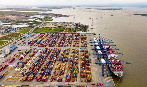Cảng nước sâu Lạch Huyện có thể đón tàu container siêu trọng. Ảnh: HA