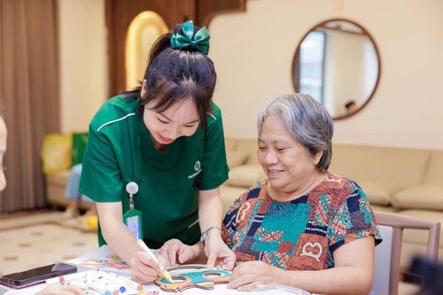 Niềm vui của người cao tuổi trong trung tâm dưỡng lão. Ảnh: Phương Đông Asahi.