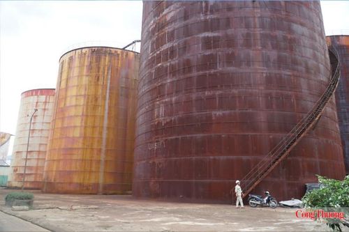 Hệ thống các bồn xử lý nước thải sản xuất tại nhà máy. "Chúng tôi xác định, đảm bảo môi trường là yếu tố quan trọng hàng đầu để đảm bảo sản xuất bền vững", ông Phạm Văn Tĩnh, Phó Giám đốc nhà máy sản xuất Ethanol Quảng Nam nói.