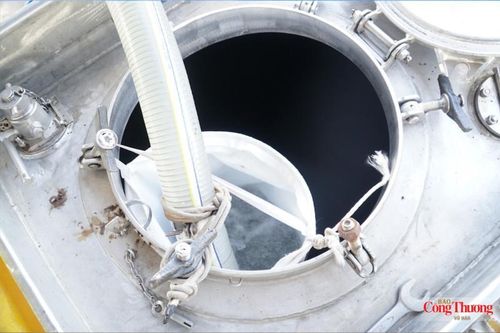 Dẫn Ethanol E100 qua các xe bồn.