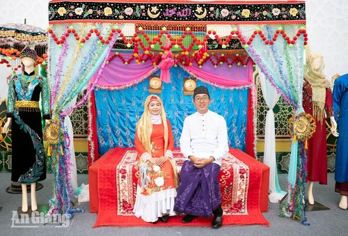 Giới thiệu nghi thức lễ cưới của đồng bào Chăm Islam tỉnh An Giang tại Ngày hội Văn hóa dân tộc Chăm lần thứ VI tại tỉnh Khánh Hòa năm 2026. Ảnh: KHÁNH MY