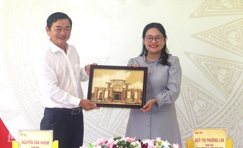 Giám đốc Ban Quản lý Di tích Văn hóa Óc Eo tỉnh An Giang Nguyễn Văn Nhiên tặng quà lưu niệm cho đơn vị hợp tác.