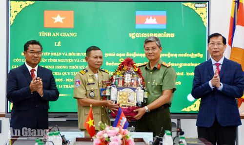 Ban Chuyên trách tỉnh An Giang và Ban Chuyên trách tỉnh Takeo, lực lượng vũ trang hai tỉnh tặng quà cho nhau.