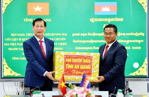 Phó Chủ tịch UBND tỉnh, Trưởng Ban Chuyên trách tỉnh An Giang Lê Văn Phước tặng quà Phó Tỉnh trưởng, Phó Trưởng Ban Chuyên trách tỉnh Takeo Sut Khon.