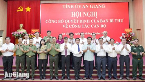 Các đồng chí lãnh đạo Ban Tổ chức Trung ương, Bộ Công an và lãnh đạo tỉnh An Giang chụp ảnh lưu niệm.