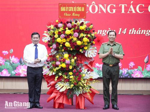 Thượng tướng Lê Văn Tuyến, Thứ trưởng Bộ Công an trao hoa chúc mừng đồng chí Đinh Văn Nơi.