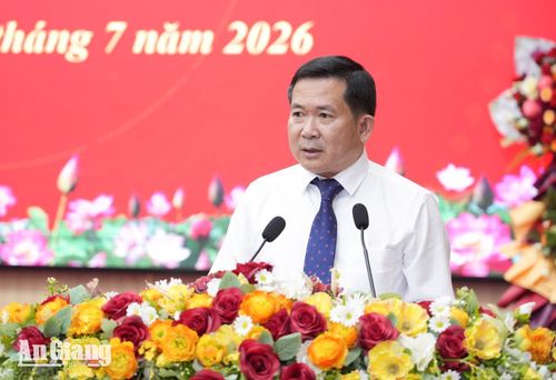 Phó Bí thư Tỉnh ủy An Giang Đinh Văn Nơi phát biểu tại hội nghị.