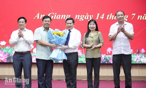 Các đồng chí Thường trực Tỉnh ủy An Giang trao hoa chúc mừng đồng chí Đinh Văn Nơi.