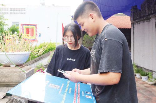  Các bạn trẻ hào hứng tìm hiểu di tích Văn miếu Bắc Ninh qua mã QR. 
