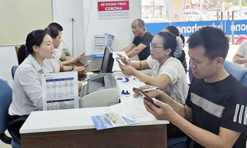  Nhân viên Viettel Bắc Ninh hỗ trợ người dân xác thực thông tin thuê bao. 
