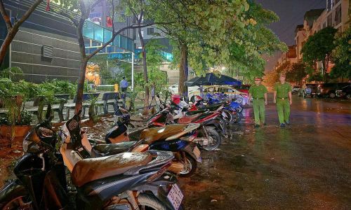 Gần 100 xe máy để dưới lòng đường phía trước sảnh chung cư Cát Tường Thống Nhất ở phường Võ Cường không người quản lý. Ảnh chụp rạng sáng 10/7/2026.