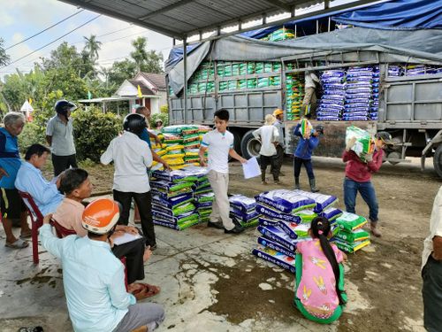 Chương trình cung ứng phân bón theo hình thức trả chậm với công nghệ Eco-NanoMix đồng hành với nông dân thành phố. Ảnh: N.Quốc
