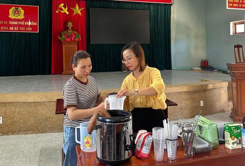 Để người học vững kỹ năng, thạo tay nghề, giảng viên trực tiếp "cầm tay chỉ việc". Ảnh: LAM PHƯƠNG