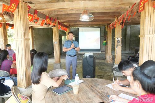 Các học viên tham gia tập huấn thực tế tại bản Che Căn, xã Mường Phăng.
