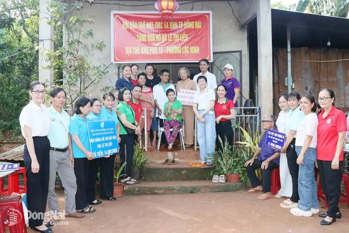 Hội Bảo trợ người khuyết tật, trẻ mồ côi và bệnh nhân nghèo thành phố Đồng Nai phối hợp với UBND phường Lộc Ninh, các mạnh thường quân cùng nhiều nhóm thiện nguyện trao tiền hỗ trợ cho gia đình bà Lê Thị Liễu. Ảnh: Quang Minh