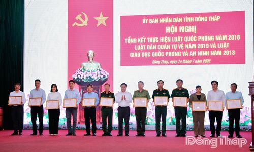 Đồng chí Trần Văn Dũng trao Bằng khen của Chủ tịch UBND tỉnh cho các tập thể.