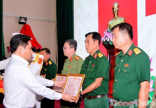 Đồng chí Trần Văn Dũng trao Bằng khen của Chủ tịch UBND tỉnh cho các tập thể.