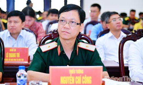 Thiếu tướng Nguyễn Chí Công, Phó Cục trưởng Cục Dân quân tự vệ, Bộ Tổng Tham mưu dự hội nghị.