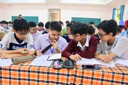  Học sinh trao đổi, thảo luận để tìm lời giải trong giờ học tại Trường hè Toán học. Ảnh: Minh Chí 