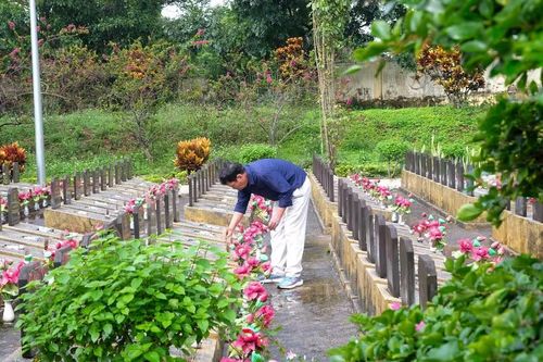  Thắp nén tâm hương tưởng nhớ đồng đội. Ảnh: Hoàng Ngọc 