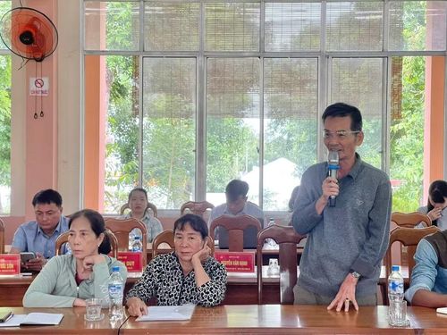  Người dân thẳng thắn nêu kiến nghị tại hội nghị. Ảnh: Vũ Chi 