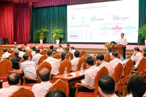 Chủ tịch UBND tỉnh Phạm Anh Tuấn báo cáo tình hình phát triển kinh tế - xã hội 6 tháng đầu năm 2026. Ảnh: Đức Thụy