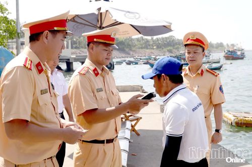 Lực lượng Cảnh sát đường thủy đo nồng độ cồn đối với lái tàu tại Bến tàu du lịch Nha Trang.