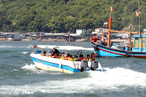 Tàu chở khách du lịch xuất bến tham quan các đảo trong vịnh Nha Trang.