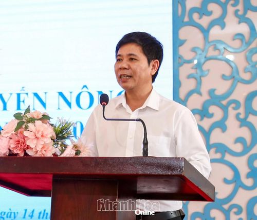 Lãnh đạo Trung tâm Khuyến nông tỉnh phát biểu tại hội nghị.