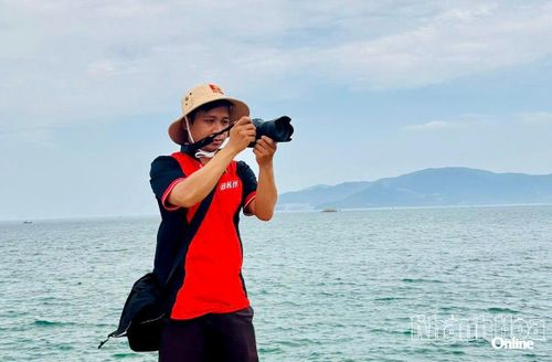Phóng viên Báo và Phát thanh, Truyền hình Khánh Hòa chụp hình tại khu vực Hòn Chồng để tích hợp vào nền tảng du lịch số Khánh Hòa.