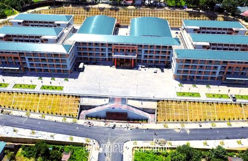Toàn cảnh Trường Phổ thông Nội trú liên cấp Tiểu học và THCS xã Phong Thổ nhìn từ trên cao.