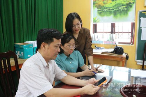 Đảng viên thuộc Đảng bộ xã Hữu Lũng chia sẻ những thông tin tích cực trên mạng xã hội
