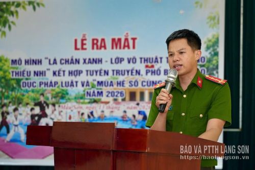 Đại diện Công an xã Mẫu Sơn tuyên truyền phòng, chống đuổi nước tại buổi ra mắt mô hình