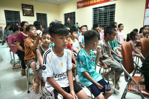 Thiếu nhi trên địa bàn xã Mẫu Sơn nghe tuyên truyền