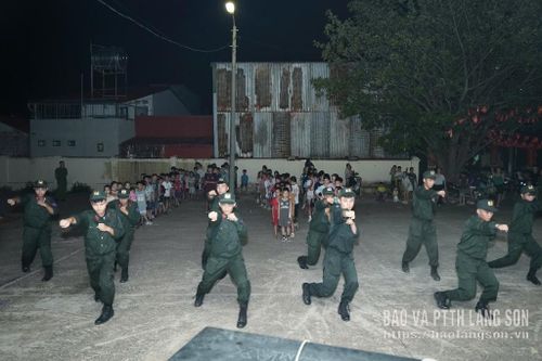 Cán bộ, chiến sĩ Phòng Cảnh sát cơ động, Công an tỉnh biểu diễn các bài võ thuật tại xã Mẫu Sơn