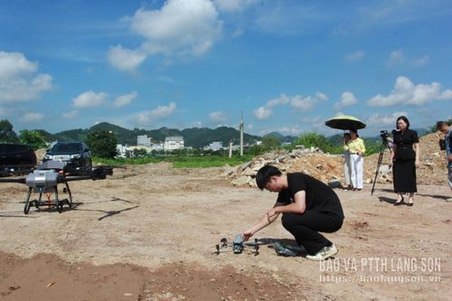 Nhân viên Công ty Cổ phần Công nghệ HORSEAI trình diễn ứng dụng thiết bị bay không người lái