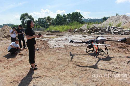Đại diện Công ty Cổ phần Công nghệ HORSEAI giới thiệu về thiết bị bay không người lái