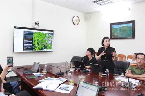 Đại diện Công ty Cổ phần Công nghệ HORSEAI giới thiệu tính năng của các giải pháp công nghệ